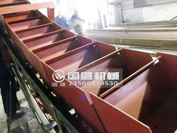 傾斜式自動卸料瓦斗輸送機(jī) 傾斜式自動卸料瓦斗輸送機(jī)